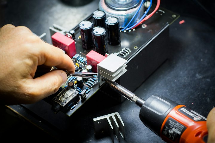 Componentes internos de um computador para reparo