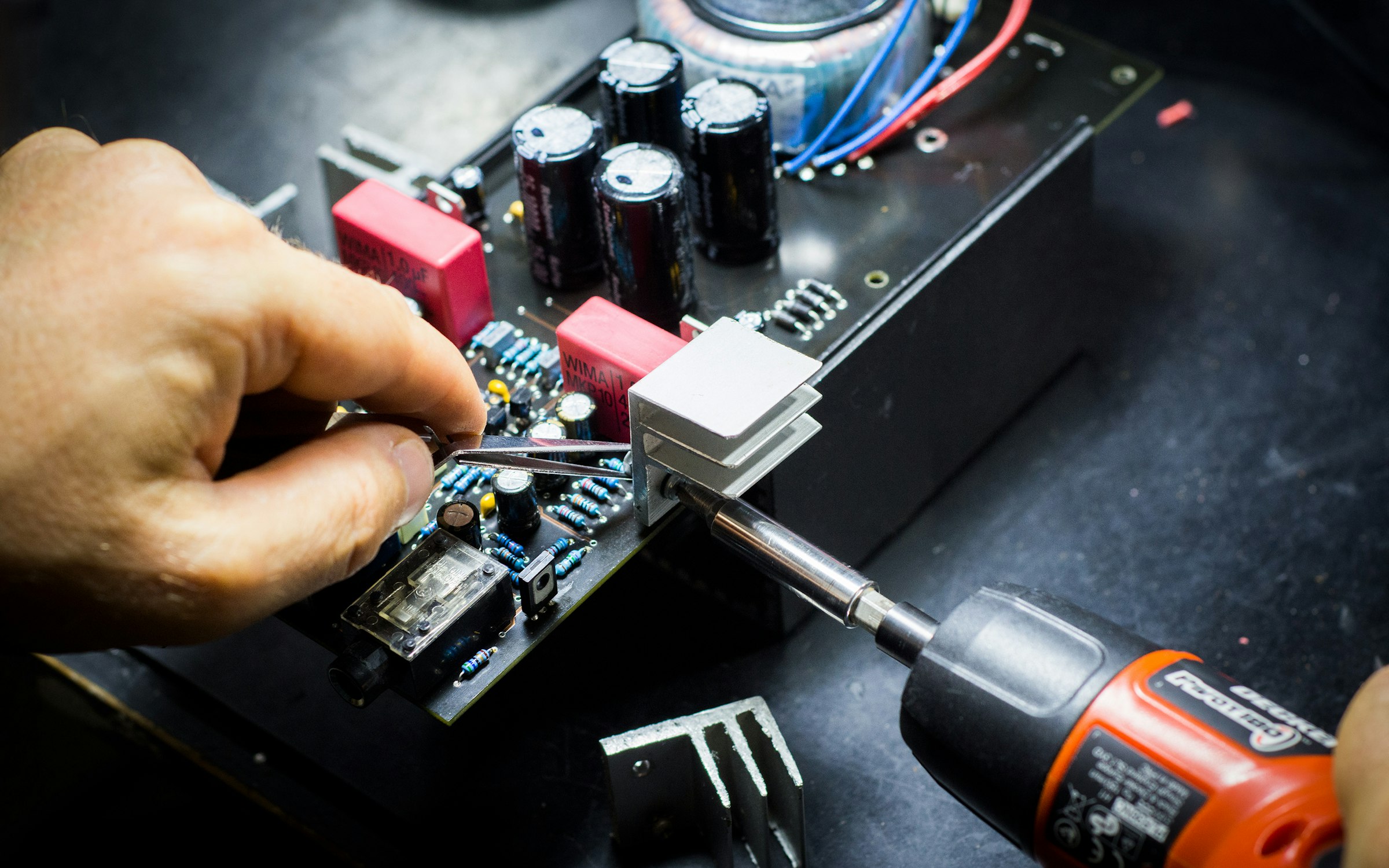 Técnico realizando reparo em placa eletrônica de computador