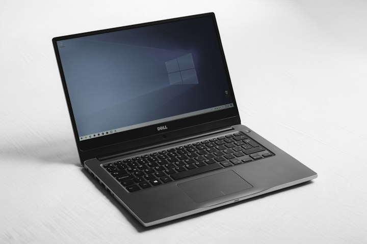 Técnico realizando limpeza e manutenção de computador