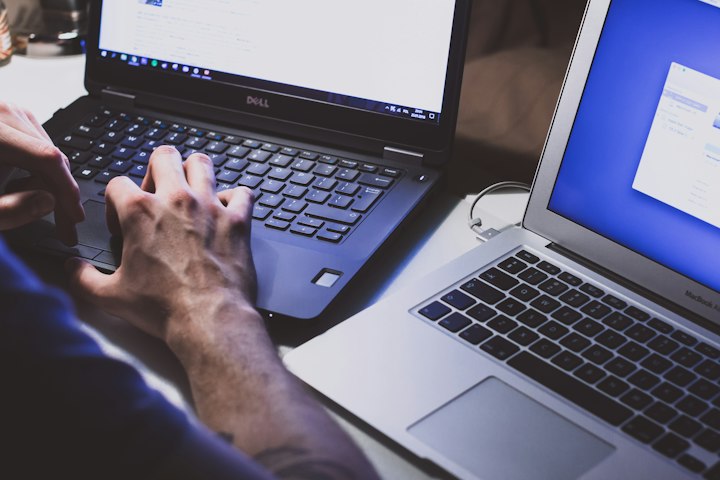 Técnico trabalhando em verificação de segurança e desempenho