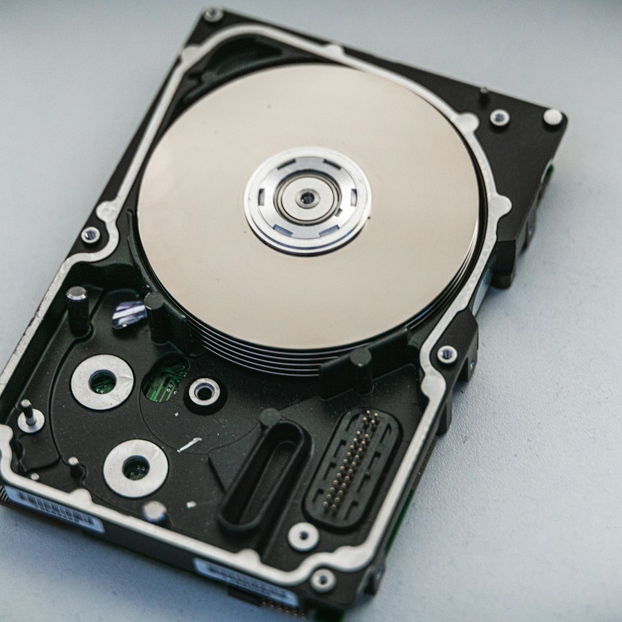 Disco rígido aberto em manutenção, equipamento de informática